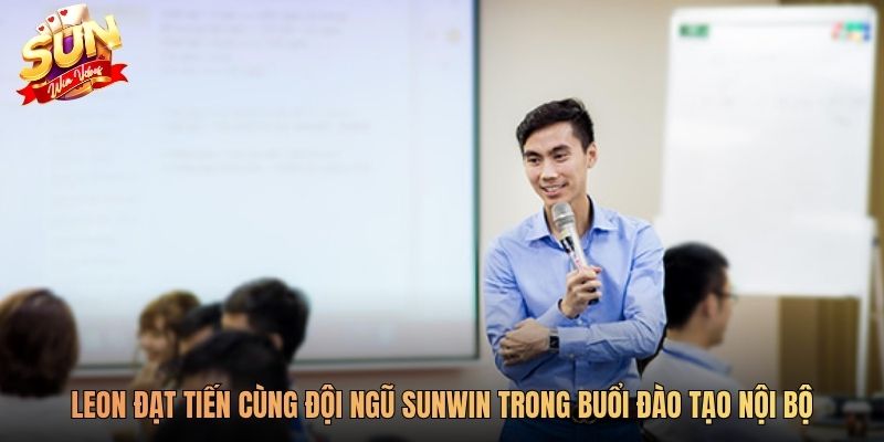 Leon Đạt Tiến cùng đội ngũ Sunwin trong buổi đào tạo nội bộ